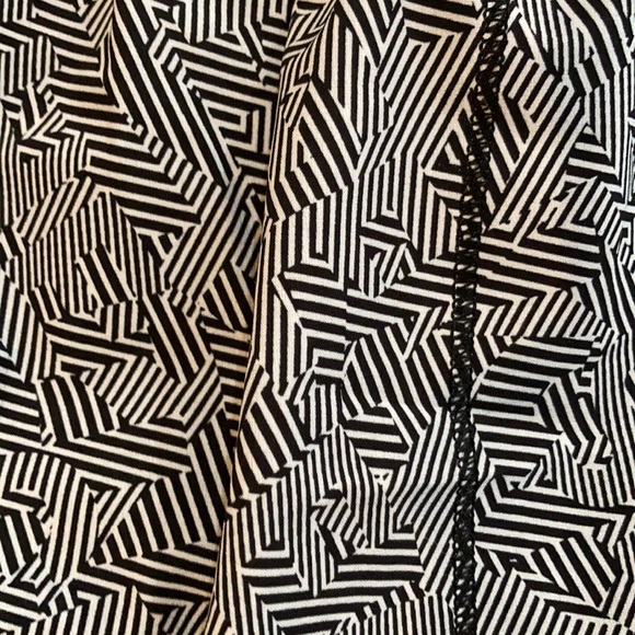 Lululemon Seawheeze Hotty Hot 🔥 Shorts RARE! NWT - Picture 4 of 6